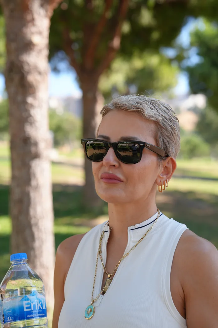 Gonca açık havada gülümserken