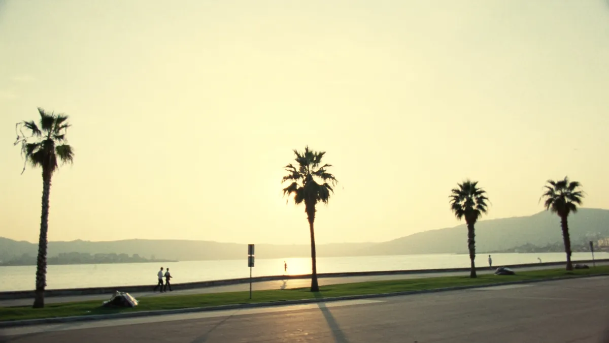Gün doğumunda İzmir sahili